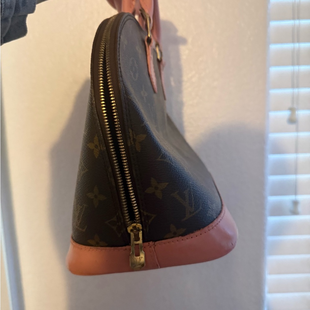 Louis Vuitton Alma - Picture 2 of 13